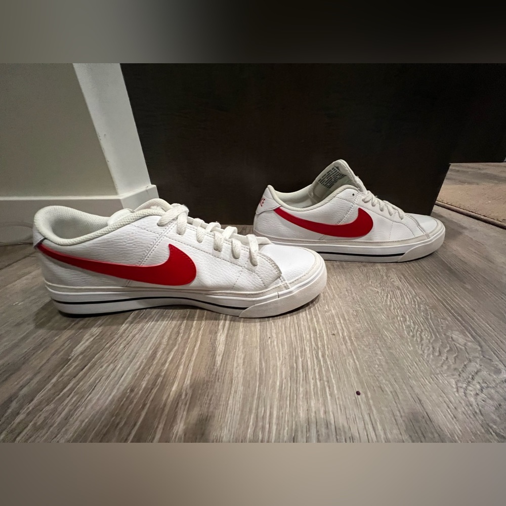 Men’s Nike sneaker size 10.5. 
Gently worn